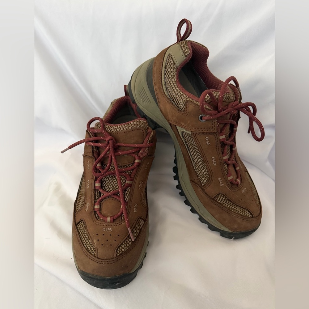 VIBRAM Vasquez Breeze Hiking Athletic Shoes in Brown and Red